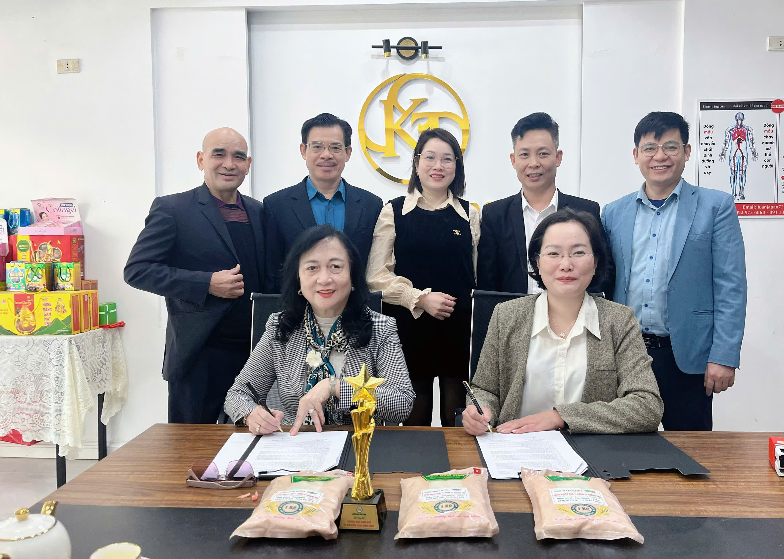 Lễ ký kết giữa Công ty CP Tập đoàn Kim Thịnh và Công ty CP Lương thực Nam Bình